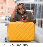 woman looking her phone while waiting call. Стоковое фото, агентство Ingram Publishing / Фотобанк Лори