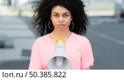 woman with curly hair protesting front view. Стоковое фото, агентство Ingram Publishing / Фотобанк Лори