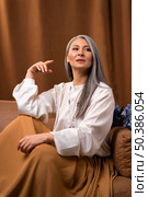 beautiful senior woman portrait posing couch 3. Стоковое фото, агентство Ingram Publishing / Фотобанк Лори