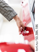 businesswoman opening car door. Стоковое фото, агентство Ingram Publishing / Фотобанк Лори