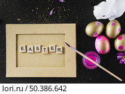 eggs rabbit statuette near frame. Стоковое фото, агентство Ingram Publishing / Фотобанк Лори