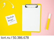 empty clipboard bicolor background. Стоковое фото, агентство Ingram Publishing / Фотобанк Лори