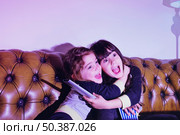 girls watching horror film alone. Стоковое фото, агентство Ingram Publishing / Фотобанк Лори