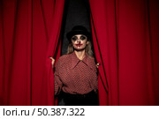 make up woman holding red theatre curtain. Стоковое фото, агентство Ingram Publishing / Фотобанк Лори