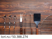 row barbecue utensils wooden table. Стоковое фото, агентство Ingram Publishing / Фотобанк Лори