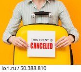 woman holding cancelled event card. Стоковое фото, агентство Ingram Publishing / Фотобанк Лори