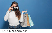 woman wearing mask holding shopping bags. Стоковое фото, агентство Ingram Publishing / Фотобанк Лори