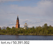 Храм в селе Прилуки на берегу реки. Редакционное фото, фотограф Мария Сергеева / Фотобанк Лори