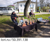 Уличная ярмарка с самодельными балалайками в Угличе. Редакционное фото, фотограф Мария Сергеева / Фотобанк Лори