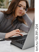bored young woman working from home. Стоковое фото, агентство Ingram Publishing / Фотобанк Лори