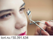 close up hand curling eyelashes model. Стоковое фото, агентство Ingram Publishing / Фотобанк Лори
