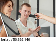 front view couple accepting keys new house. Стоковое фото, агентство Ingram Publishing / Фотобанк Лори