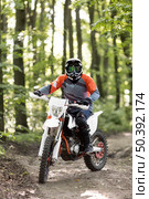 front view stylish man riding motorbike forrest. Стоковое фото, агентство Ingram Publishing / Фотобанк Лори