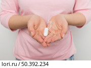 girl holding clean tampon. Стоковое фото, агентство Ingram Publishing / Фотобанк Лори
