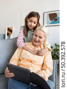 medium shot granddaughter hugging woman. Стоковое фото, агентство Ingram Publishing / Фотобанк Лори