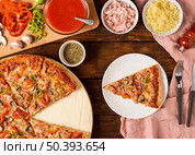 top view pizza with red pepper slice plate. Стоковое фото, агентство Ingram Publishing / Фотобанк Лори