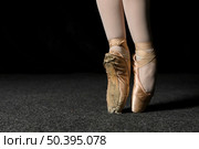 close up ballerina feet with pointe shoes. Стоковое фото, агентство Ingram Publishing / Фотобанк Лори