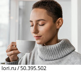 close up woman smelling coffee. Стоковое фото, агентство Ingram Publishing / Фотобанк Лори