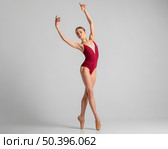 full shot flexible ballerina posing. Стоковое фото, агентство Ingram Publishing / Фотобанк Лори