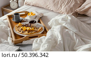 high angle breakfast tray bed. Стоковое фото, агентство Ingram Publishing / Фотобанк Лори
