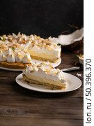 high angle delicious cake wooden table. Стоковое фото, агентство Ingram Publishing / Фотобанк Лори