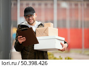 delivery male with packages 17. Стоковое фото, агентство Ingram Publishing / Фотобанк Лори