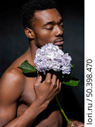 expressive model posing with flower close up. Стоковое фото, агентство Ingram Publishing / Фотобанк Лори