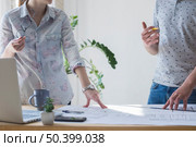 midsection co worker working blueprint office. Стоковое фото, агентство Ingram Publishing / Фотобанк Лори