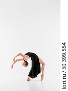 woman wearing pointe shoes full shot. Стоковое фото, агентство Ingram Publishing / Фотобанк Лори