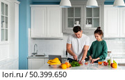 young couple cooking home 34. Стоковое фото, агентство Ingram Publishing / Фотобанк Лори