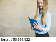 good looking woman with curriculum. Стоковое фото, агентство Ingram Publishing / Фотобанк Лори
