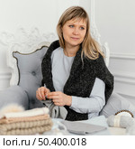 medium shot knitting woman looking away. Стоковое фото, агентство Ingram Publishing / Фотобанк Лори