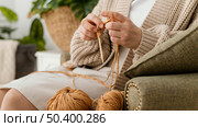 close up hands knitting with needles 3. Стоковое фото, агентство Ingram Publishing / Фотобанк Лори