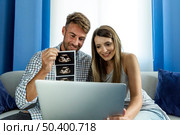 young couple enjoying new technologies. Стоковое фото, агентство Ingram Publishing / Фотобанк Лори