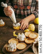 apple pie tart with whipped cream 10. Стоковое фото, агентство Ingram Publishing / Фотобанк Лори