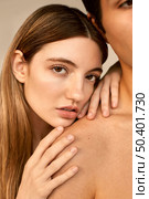 front view beautiful woman shirtless man. Стоковое фото, агентство Ingram Publishing / Фотобанк Лори