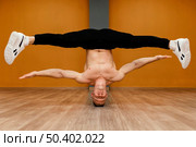 male breakdance performance. Стоковое фото, агентство Ingram Publishing / Фотобанк Лори