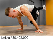 man performing breakdance 5. Стоковое фото, агентство Ingram Publishing / Фотобанк Лори