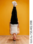 man performing breakdance 13. Стоковое фото, агентство Ingram Publishing / Фотобанк Лори