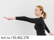 medium shot woman training indoors 2. Стоковое фото, агентство Ingram Publishing / Фотобанк Лори