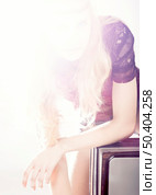 Beautiful fashion woman posing with light come from the beackground. Стоковое фото, агентство Ingram Publishing / Фотобанк Лори