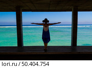 Beautiful woman with arms open on a beautiful tropical beach. Стоковое фото, агентство Ingram Publishing / Фотобанк Лори
