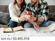 couple holding small house close up. Стоковое фото, агентство Ingram Publishing / Фотобанк Лори