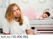 exhausted father sleepy daughter home. Стоковое фото, агентство Ingram Publishing / Фотобанк Лори