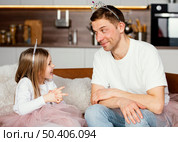 father daughter playing with tiara. Стоковое фото, агентство Ingram Publishing / Фотобанк Лори