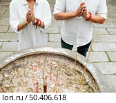 high angle woman man praying temple with burning incense. Стоковое фото, агентство Ingram Publishing / Фотобанк Лори