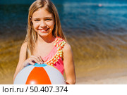 smiling cute girl with beach ball. Стоковое фото, агентство Ingram Publishing / Фотобанк Лори