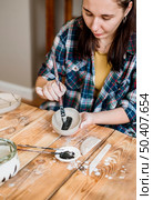 woman doing pottery masterpiece 4. Стоковое фото, агентство Ingram Publishing / Фотобанк Лори