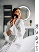 young woman doing her morning skincare routine 3. Стоковое фото, агентство Ingram Publishing / Фотобанк Лори