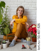young woman sitting her home garden floor. Стоковое фото, агентство Ingram Publishing / Фотобанк Лори